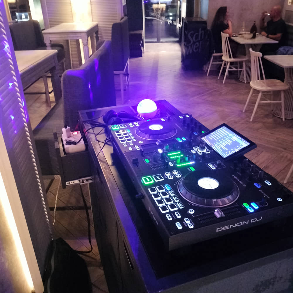 Mesa de DJ en un evento