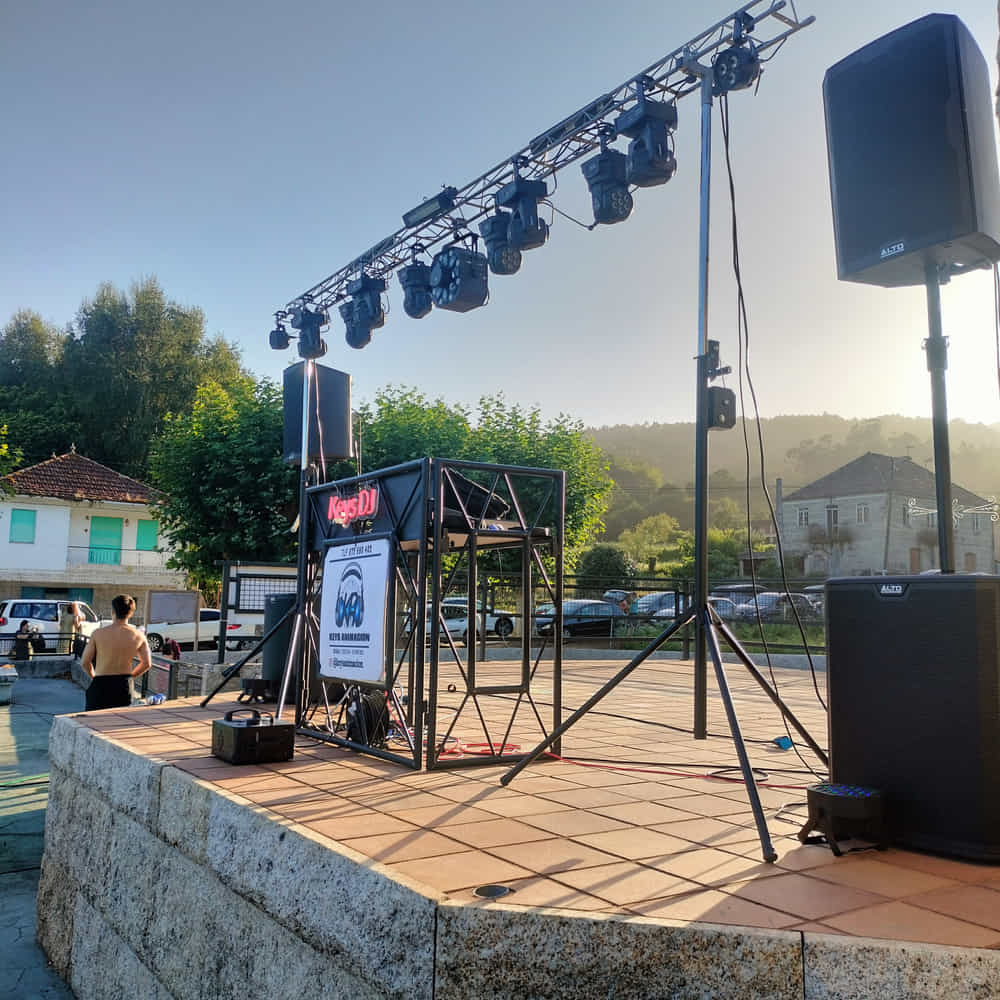 Escenario con mesa de DJ