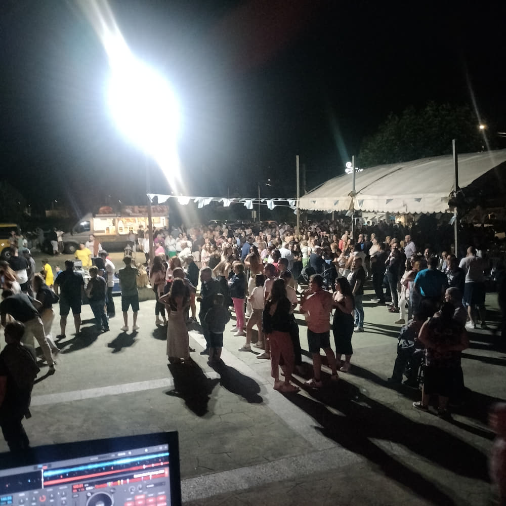 Fiesta, gente bailando