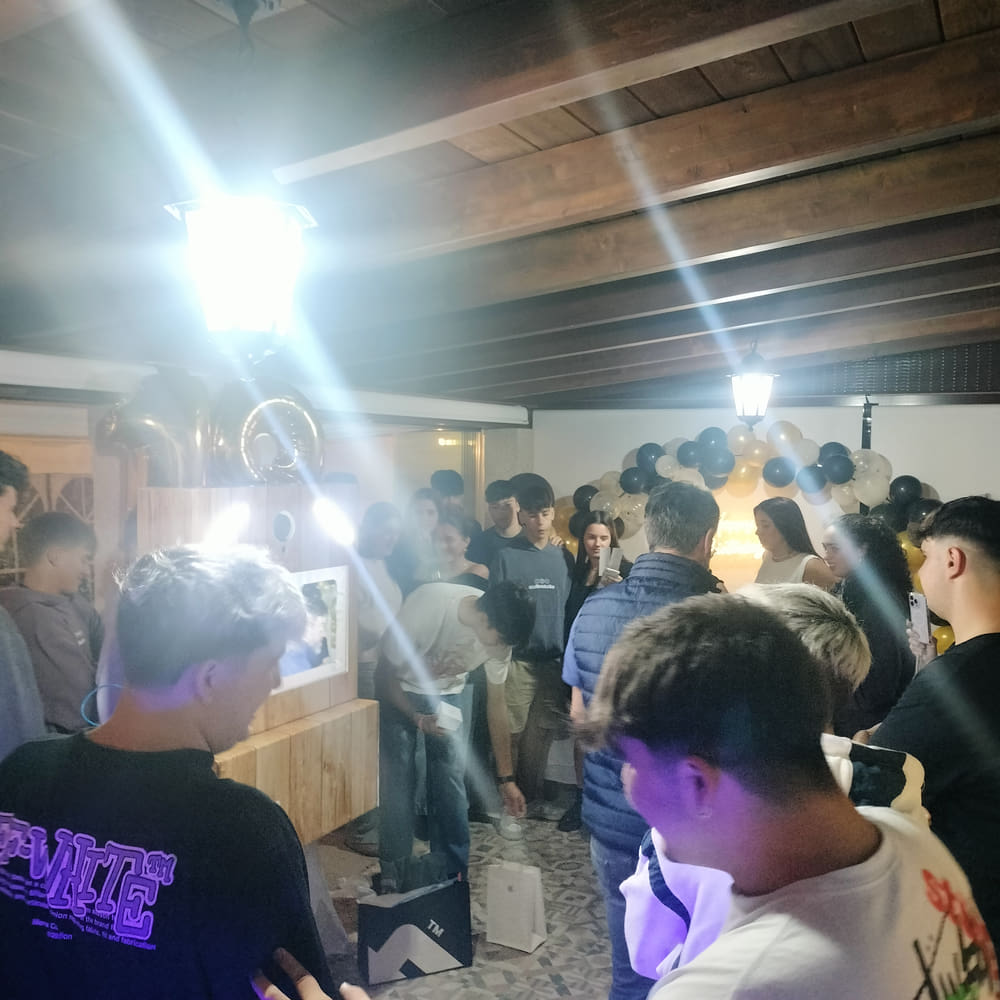 Fiesta, gente bailando