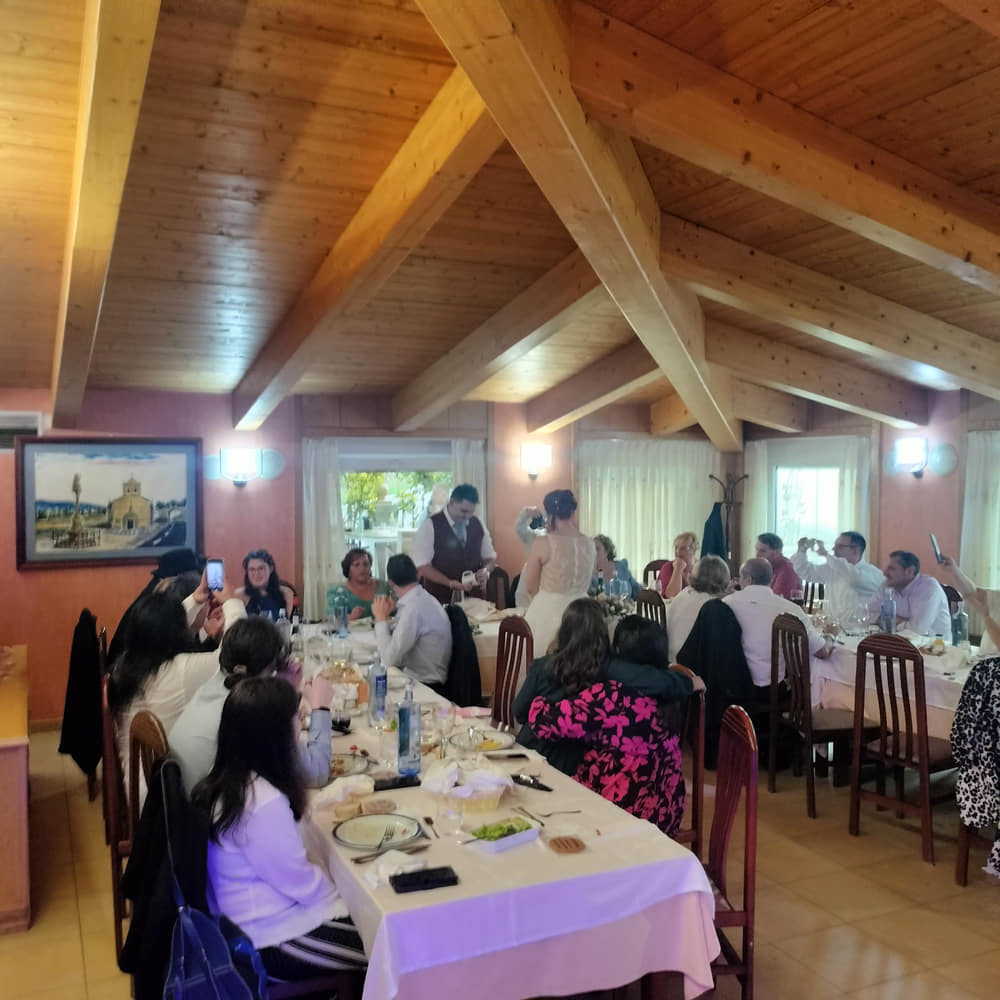 Evento, gente sentada en una mesa de comida