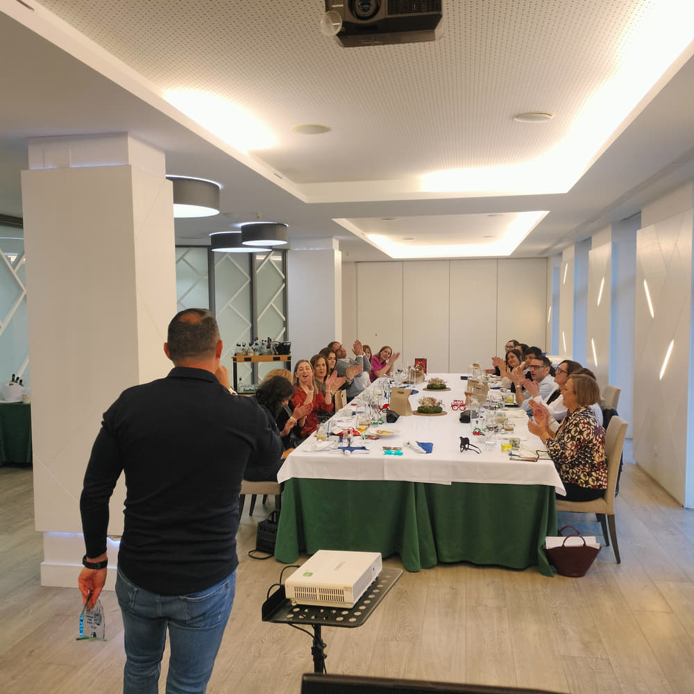 Evento, gente sentada en una mesa de comida