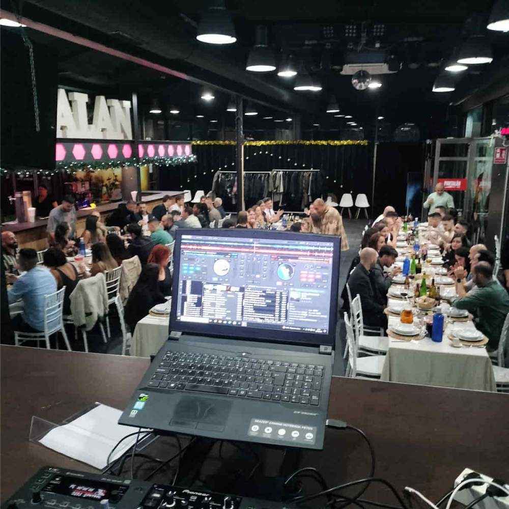 Mesa de DJ en un evento de fiesta