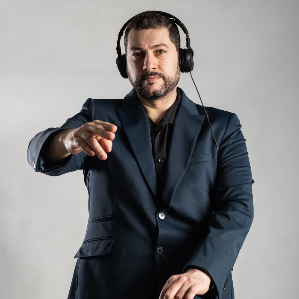 DJ en traje mezclando musica