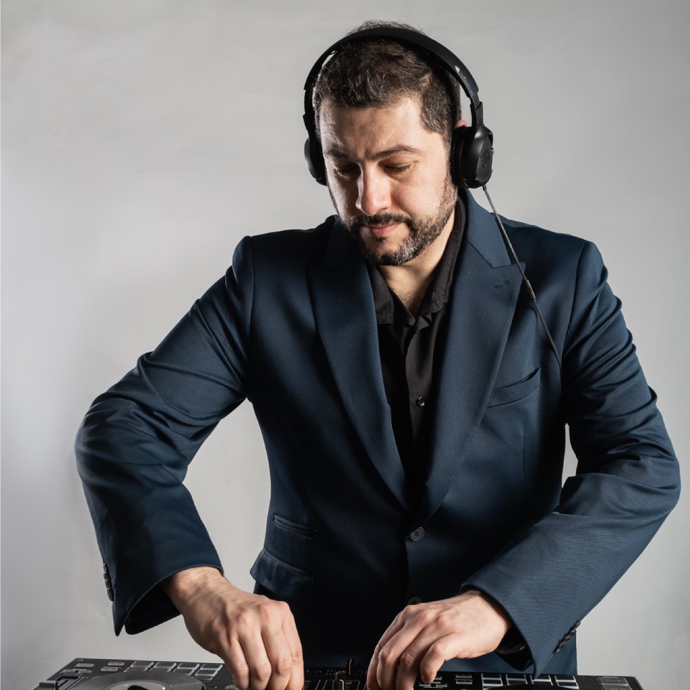 DJ en traje mezclando musica