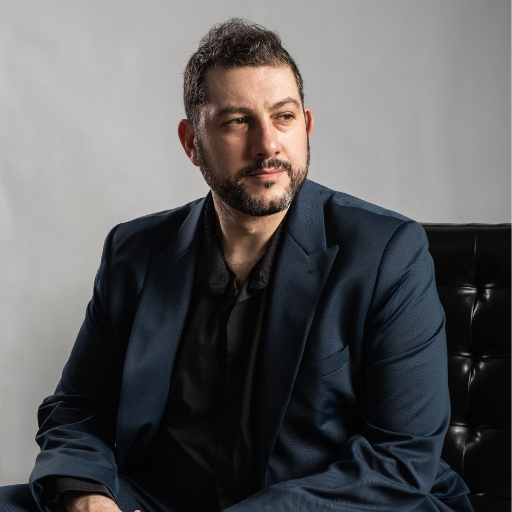 Persona en traje sentada